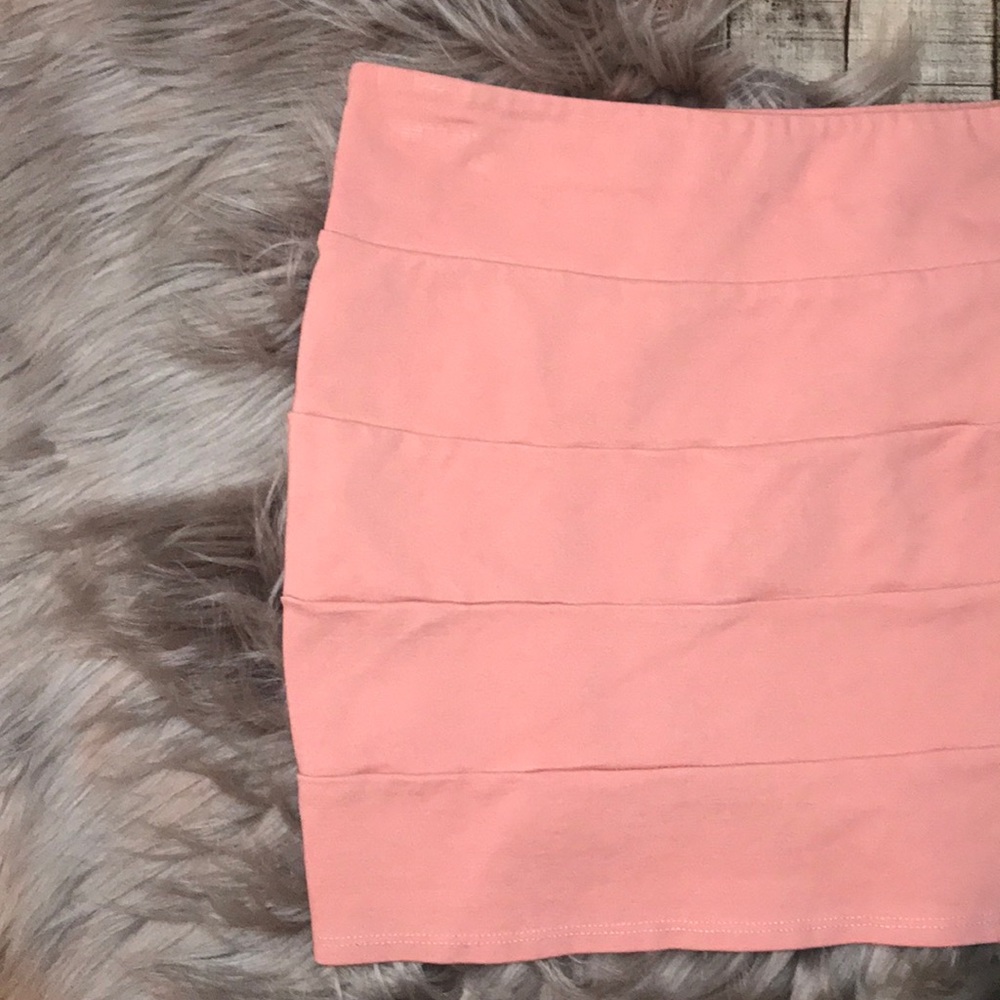 Peach 🍑 Mini Skirt - Picture 3 of 4
